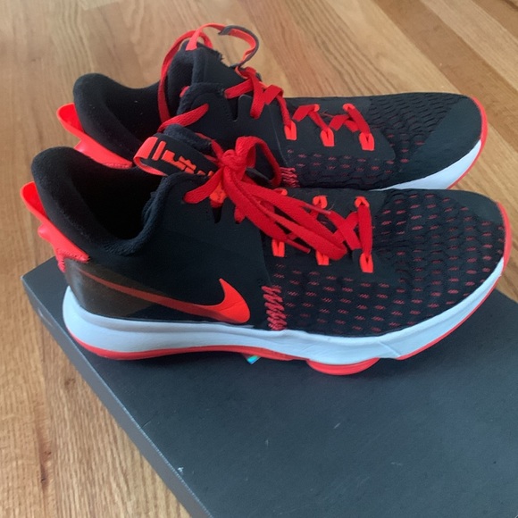 Lebron witness V basketball shoe like new - Picture 2 of 8